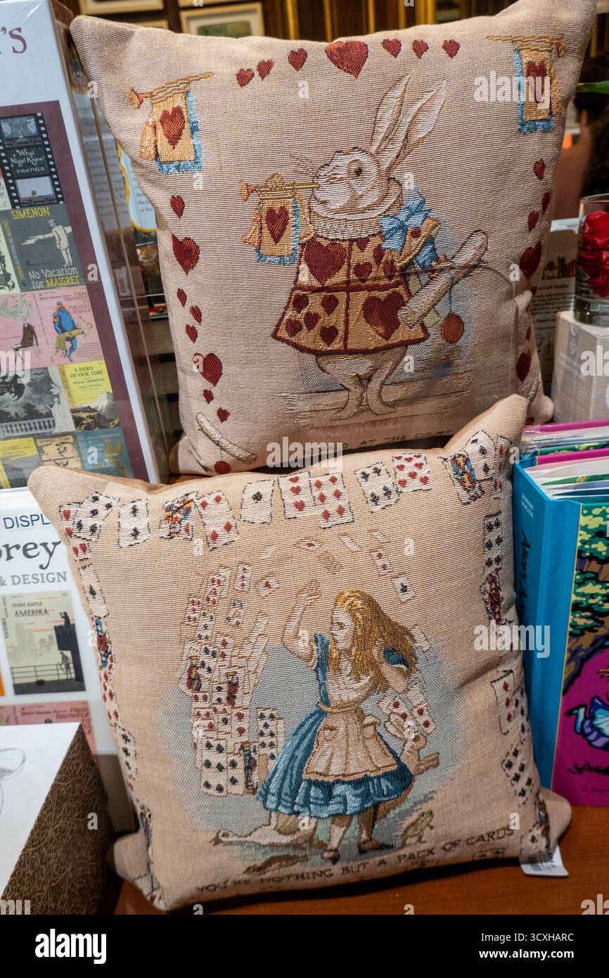 Merchandising a tema Alice nel Paese delle meraviglie presso la Morgan Library and Museum di Murray Hill, 2025, New York City, Stati Uniti Foto Stock