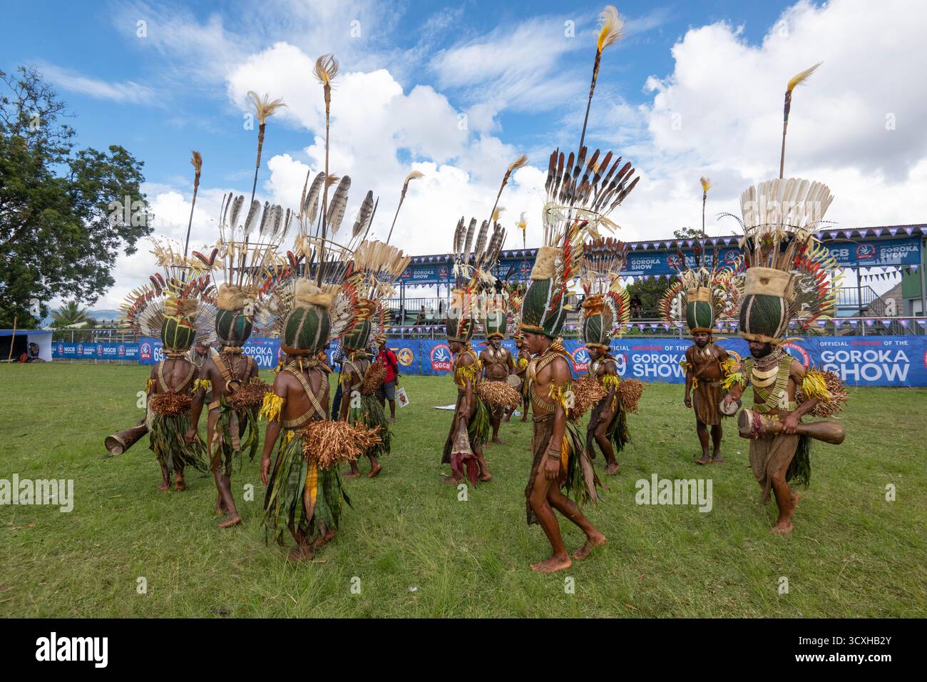 Gruppo di tribù Papuane che indossano copricapi e balli, Goroka Sing-Sing Festival 2025, Eastern Highlands, Papua nuova Guinea, PNG Foto Stock