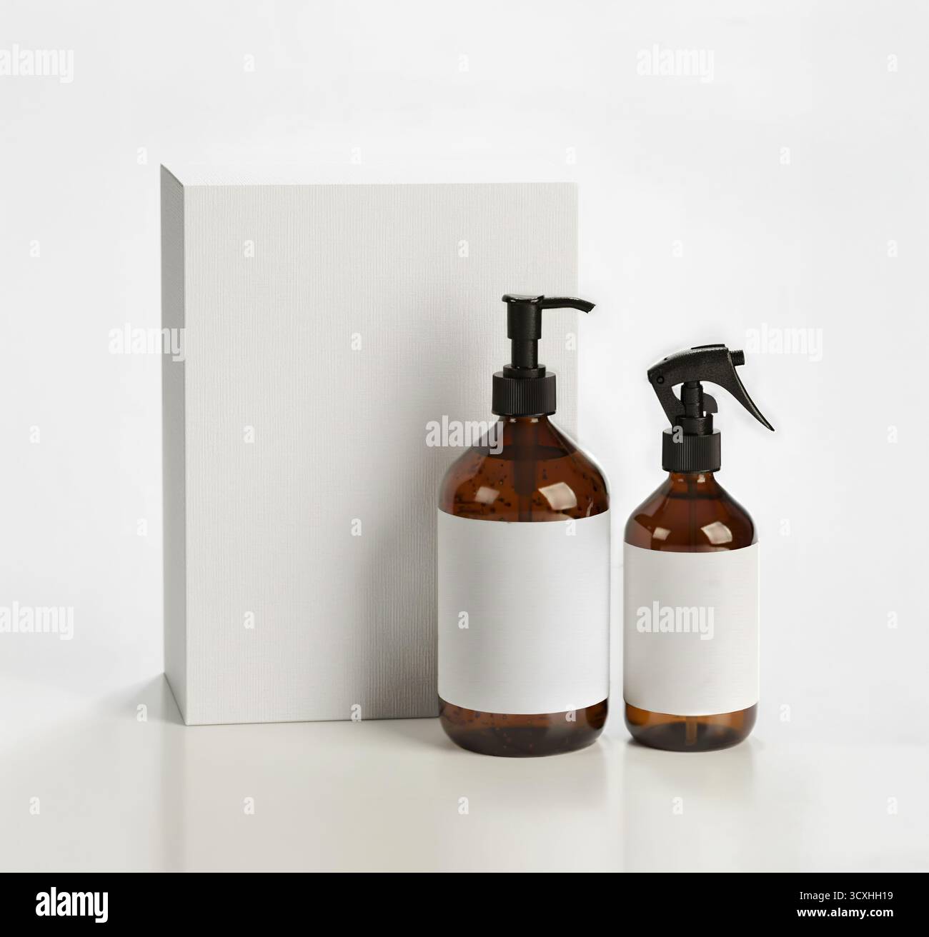 Scatola e flaconi color ambra con etichette bianche. Foto Stock