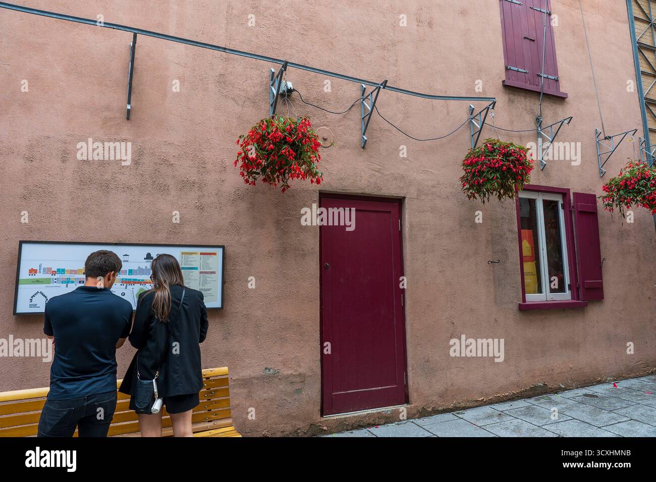 La "porta Rossa" nella vecchia Quebec è un famoso punto di riferimento, in particolare per i fan del dramma coreano "Goblin". Si trova in Rue du Petit-Champlain, Canada. Foto Stock