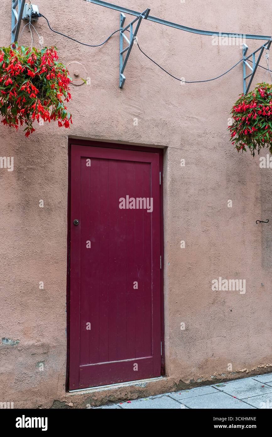 La "porta Rossa" nella vecchia Quebec è un famoso punto di riferimento, in particolare per i fan del dramma coreano "Goblin". Si trova in Rue du Petit-Champlain, Canada. Foto Stock