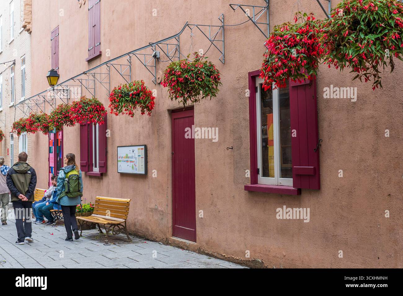 La "porta Rossa" nella vecchia Quebec è un famoso punto di riferimento, in particolare per i fan del dramma coreano "Goblin". Si trova in Rue du Petit-Champlain, Canada. Foto Stock
