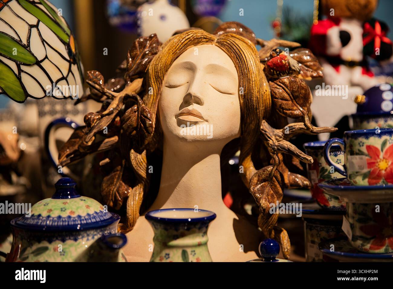Primo piano di una bellissima statua della dea della natura in mostra nei negozi. Statua di donna in ceramica Foto Stock