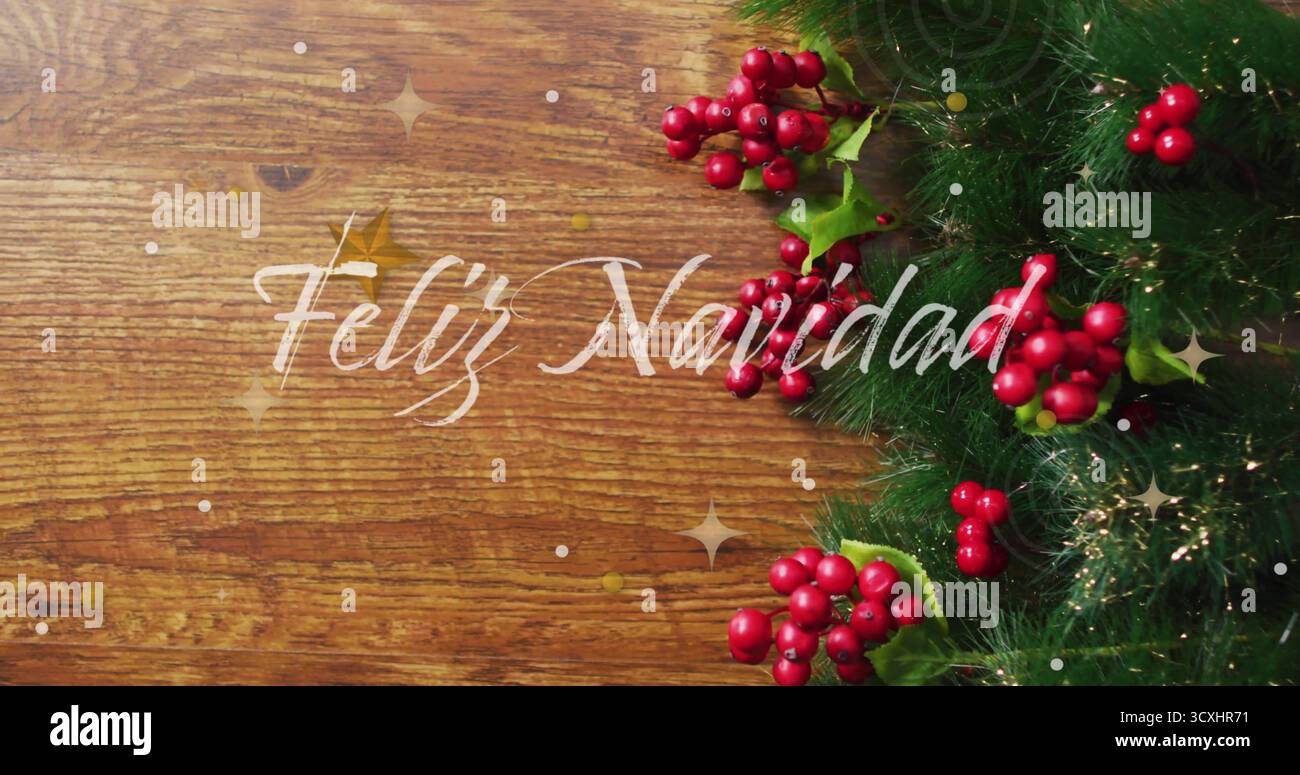 Immagine testuale di Feliz Navidad sulle decorazioni natalizie con rami di agrifoglio e pino Foto Stock