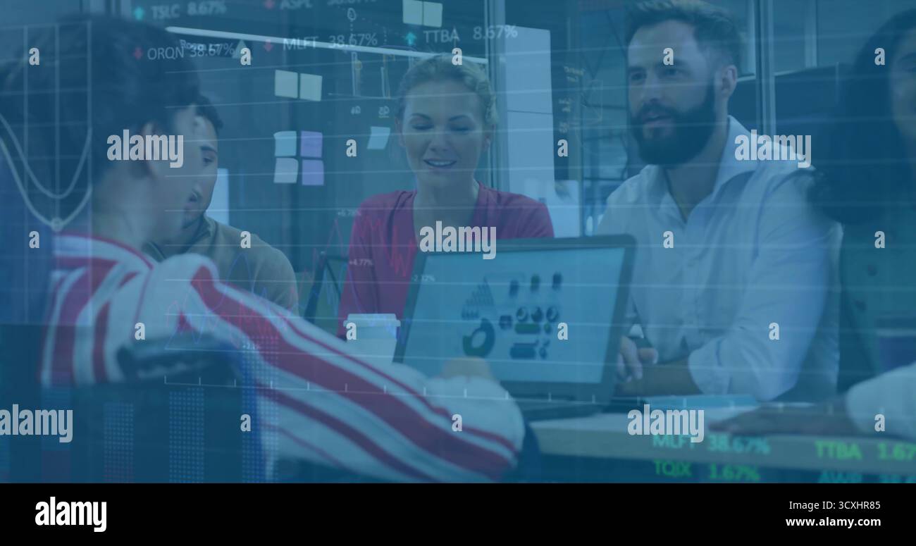 Rivedere il team in abbigliamento aziendale analizzando le carte dei notebook al tavolo da conferenza, con appunti adesivi Foto Stock