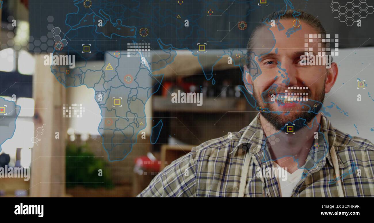 Visualizzazione di mappe digitali sovrapposte, artigiano barbuti in camicia a quadri e grembiule in falegnameria, spazio fotocopie Foto Stock