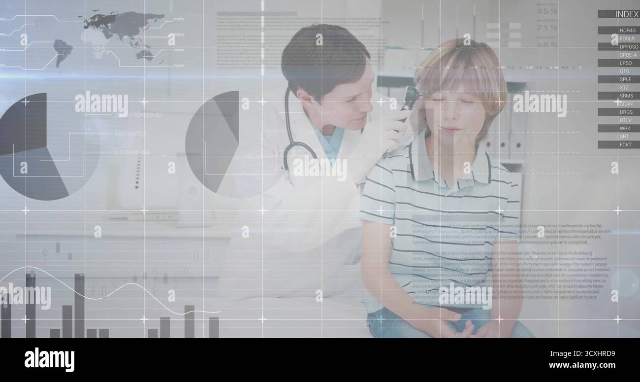 Medico donna che indossa un cappotto bianco che esamina il bambino con l'otoscopio sul tavolo esame, con sovrapposizioni digitali Foto Stock