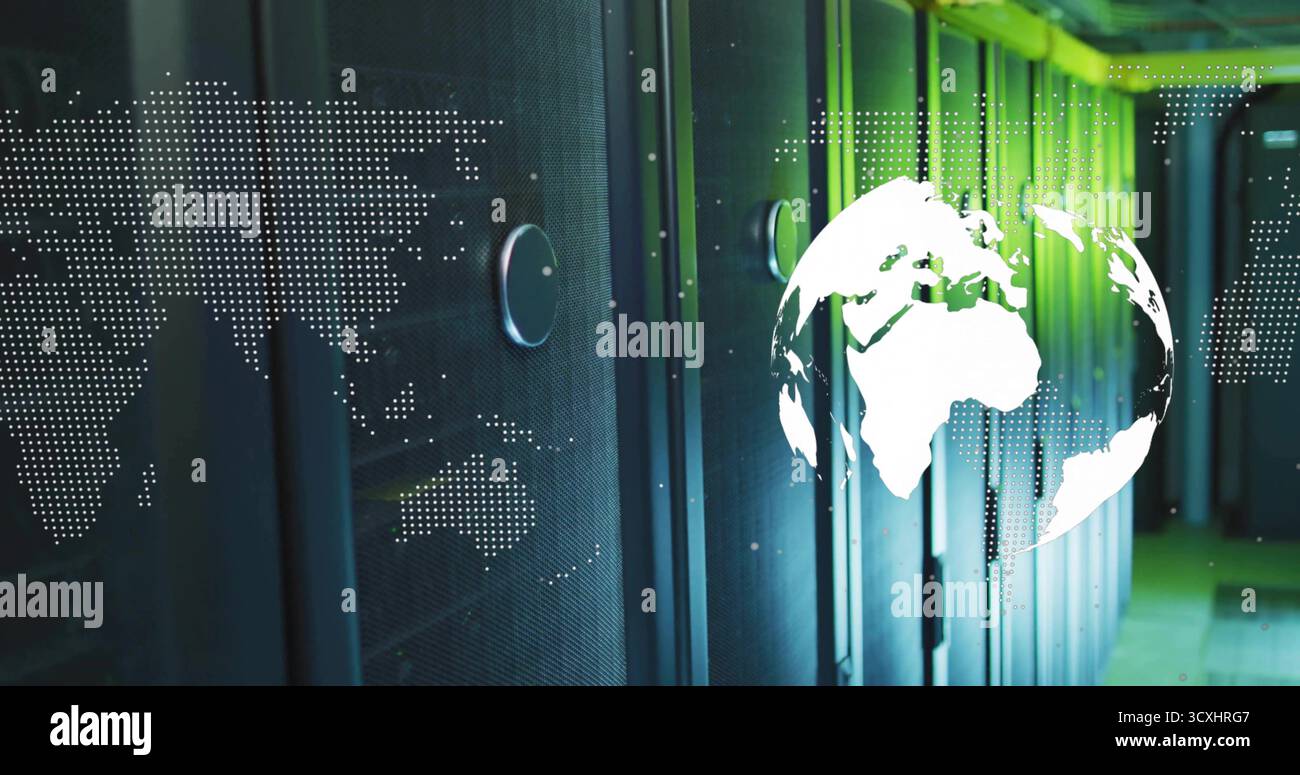Visualizzazione di armadi neri per server nel data center, con mappamondo digitale e sovrapposizione di mappe mondiali Foto Stock