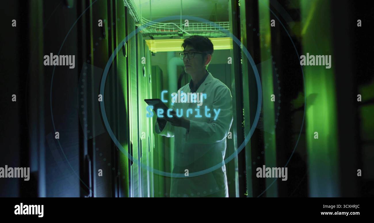Uomo che indossa un camice da laboratorio con rack per la scansione di tablet digitali nel data center, con sovrapposizione di sicurezza informatica Foto Stock