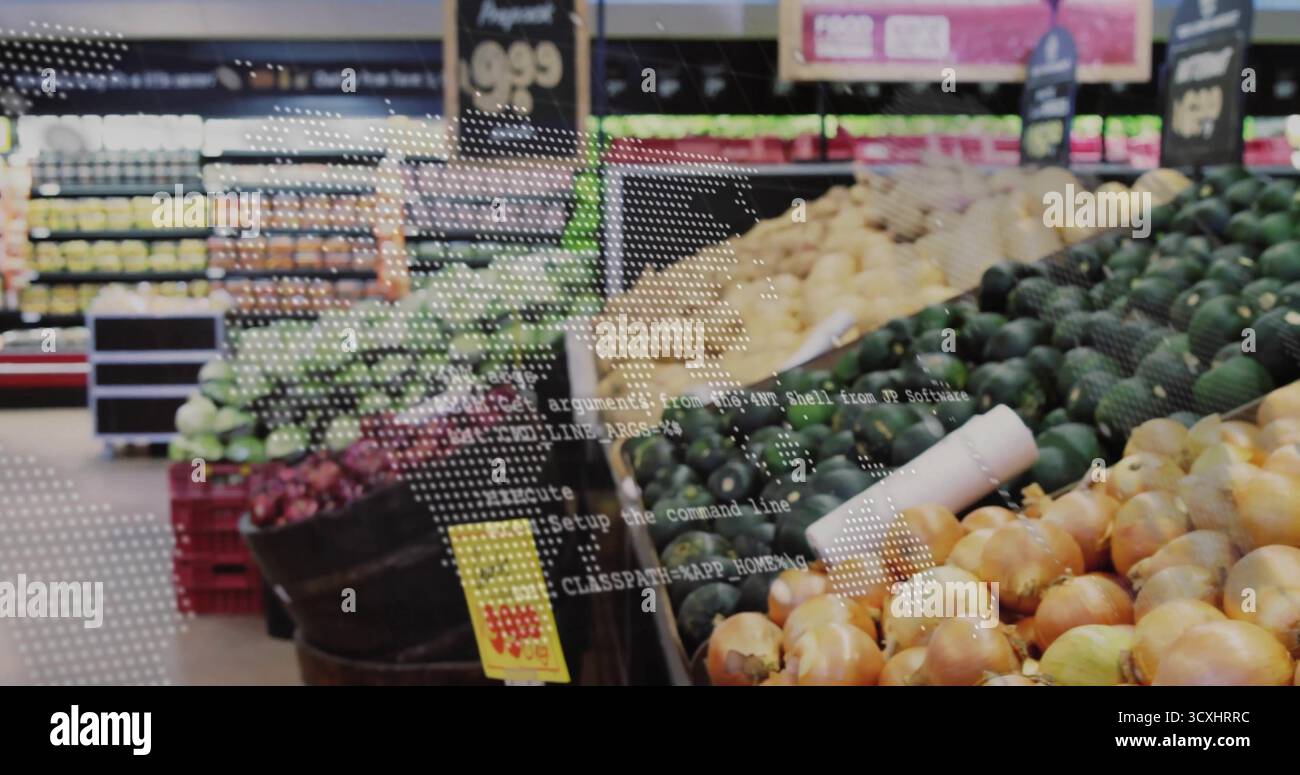 Bidoni in legno e plastica che mostrano cipolle e avocado nella corsia della spesa, proiezione sovrapposta del codice Foto Stock