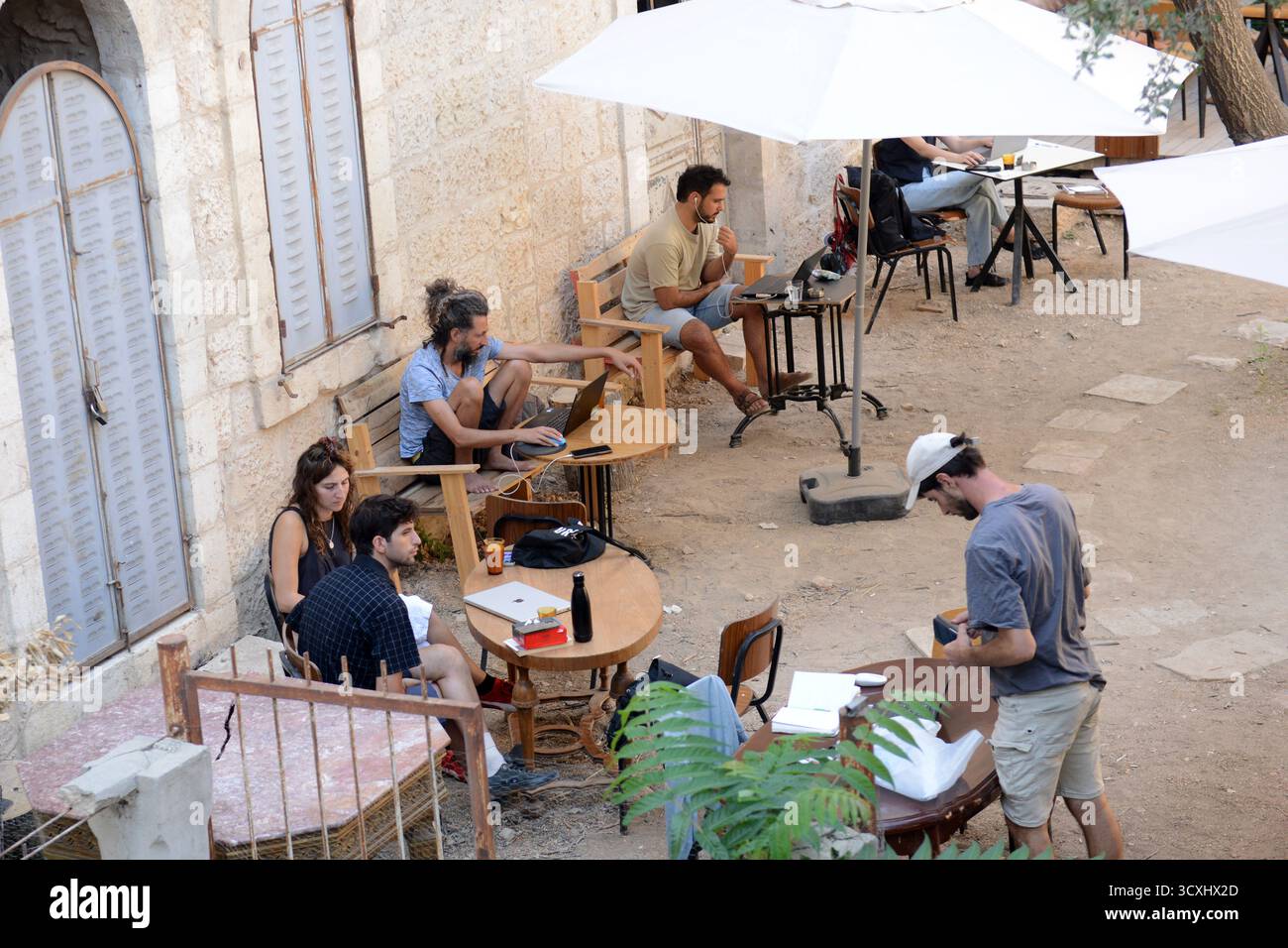 Un nuovo vivace caffè presso il complesso storico Hasbon sulla HaMatmid Alley a Gerusalemme, Israele. Foto Stock