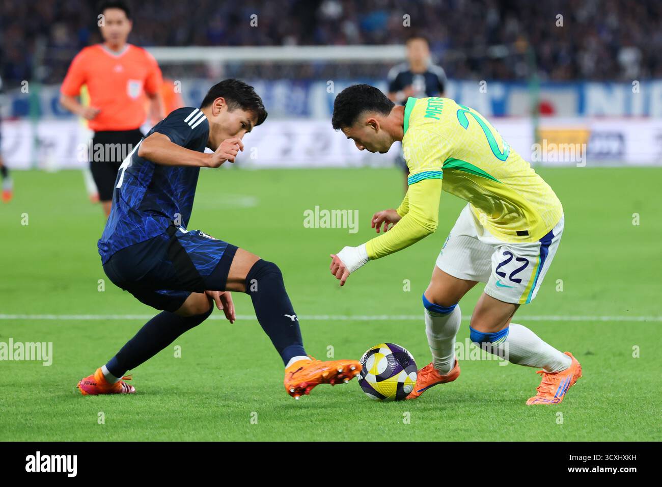 (L-R) Tsuyoshi Watanabe (JPN), Gabriel Martinelli (BRA), 14 OTTOBRE 2025 - calcio / calcio : KIRIN Challenge Cup 2025 partita tra Giappone e Brasile allo Stadio di Tokyo, Giappone. (Foto di Yohei Osada/AFLO SPORT) Foto Stock
