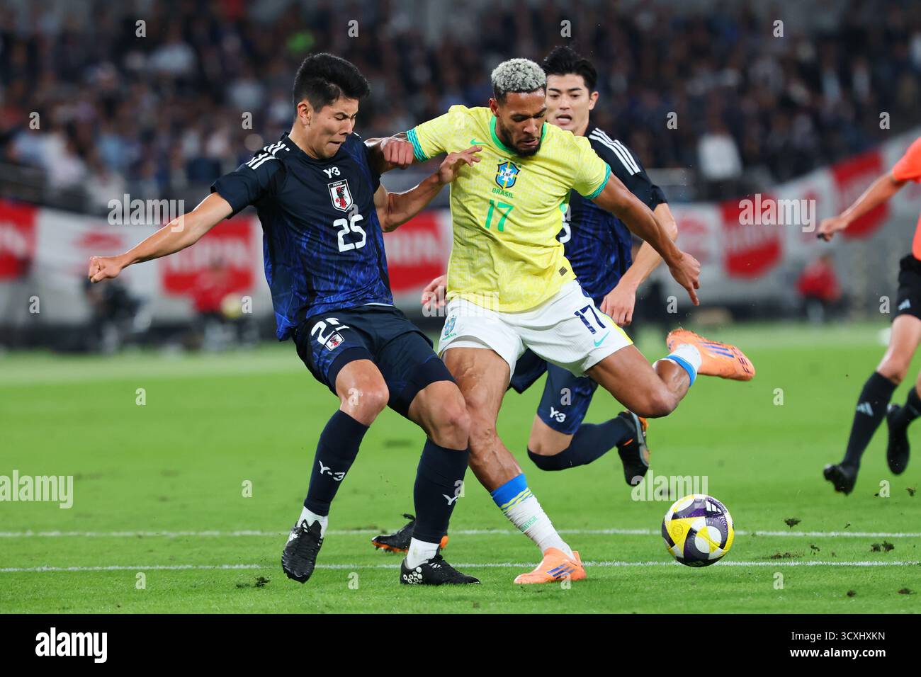 (L-R) Junnosuke Suzuki (JPN), Joelinton (BRA), 14 OTTOBRE 2025 - calcio / calcio : KIRIN Challenge Cup 2025 partita tra Giappone e Brasile allo stadio Tokyo di Tokyo, Giappone. (Foto di Yohei Osada/AFLO SPORT) Foto Stock