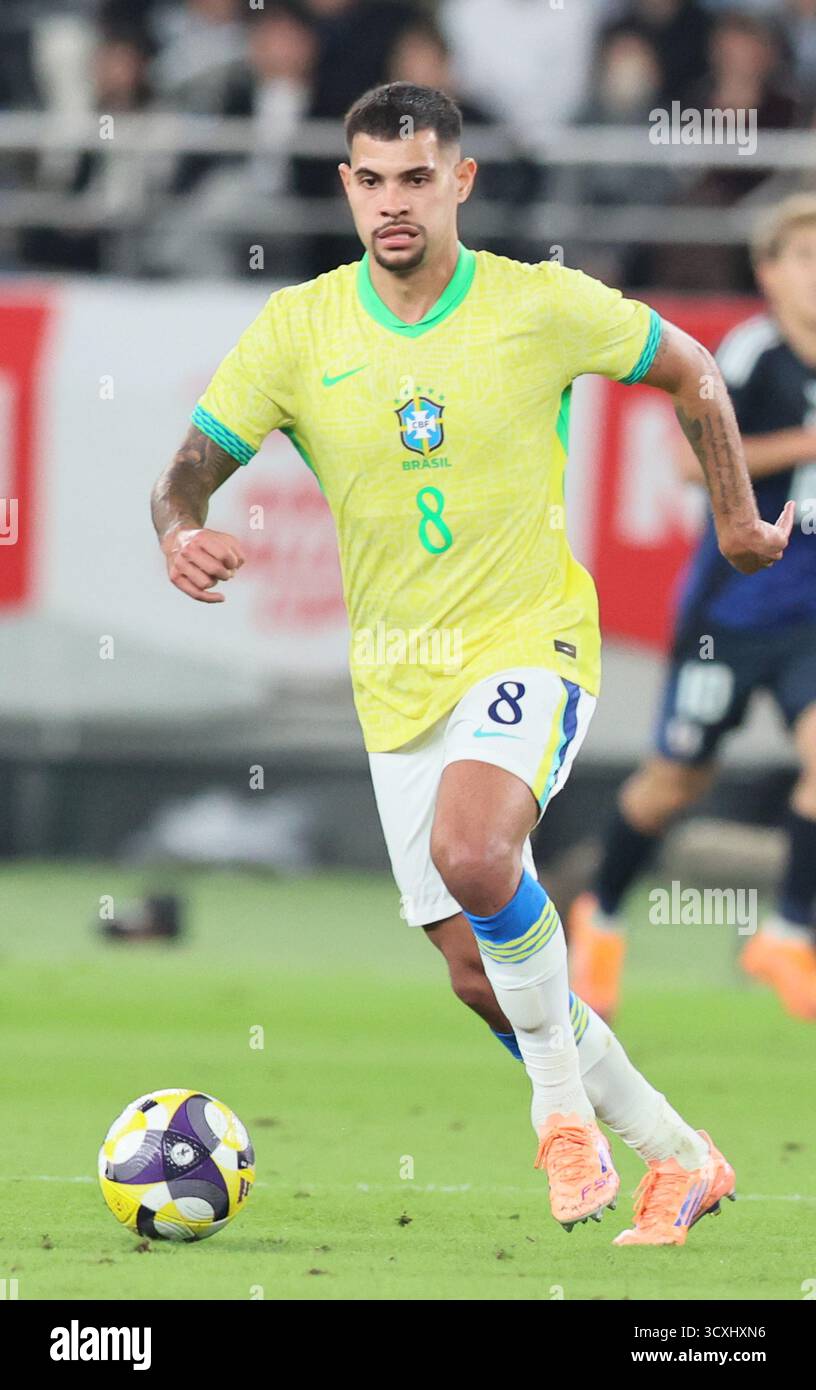 14 ottobre 2025, Tokyo, Giappone - il brasiliano Bruno Guimaraes porta la palla alla alla partita di calcio della Kirin Challenge Cup allo stadio Ajinomoto di Tokyo martedì 14 ottobre 2025. Il Brasile è stato sconfitto dal Giappone per 2-3. (Foto di Yoshio Tsunoda/AFLO) Foto Stock