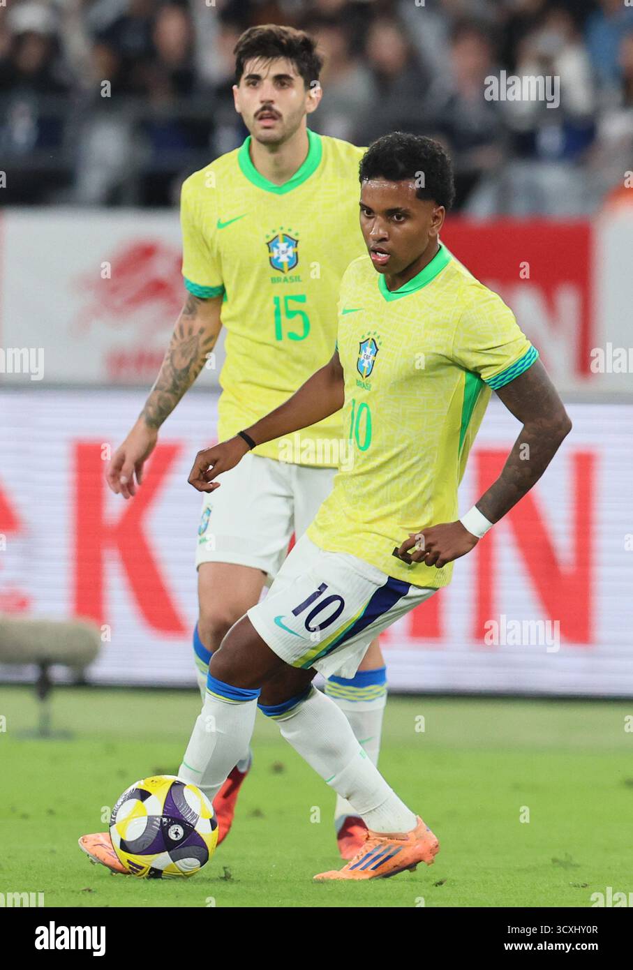 Tokyo, Giappone. 14 ottobre 2025. Il brasiliano Rodrygo (R) porta la palla mentre il suo compagno di squadra Lucas Berado (L) guarda la partita di calcio della Kirin Challenge Cup allo stadio Ajinomoto di Tokyo martedì 14 ottobre 2025. Il Brasile è stato sconfitto dal Giappone per 2-3. (Foto di Yoshio Tsunoda/AFLO) Foto Stock