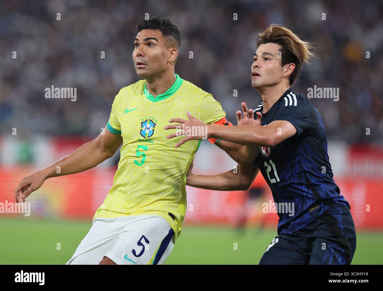 Tokyo, Giappone. 14 ottobre 2025. Il brasiliano Casemiro (L) combatte la palla contro il giapponese Kaishu sano (R) alla partita di calcio Kirin Challenge Cup allo stadio Ajinomoto di Tokyo martedì 14 ottobre 2025. Il Brasile è stato sconfitto dal Giappone per 2-3. (Foto di Yoshio Tsunoda/AFLO) Foto Stock