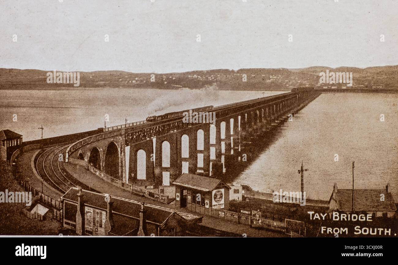 Una cartolina prima della prima guerra mondiale del ponte ferroviario Tay con treno a vapore che viaggia a sud da Dundee, Scozia Foto Stock