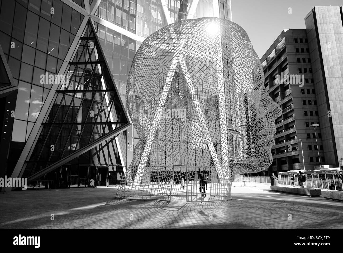 Immagine in bianco e nero della scultura del Paese delle meraviglie di Jaume Plensa al Bow, che sottolinea la forma a maglia e i riflessi angolari del centro Foto Stock