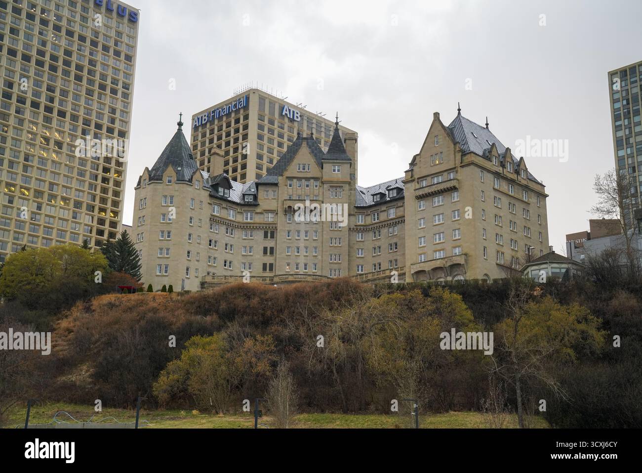 Il Fairmont Hotel Macdonald si affaccia sulla valle nord del fiume Saskatchewan con i grattacieli del centro che formano un suggestivo sfondo urbano Foto Stock