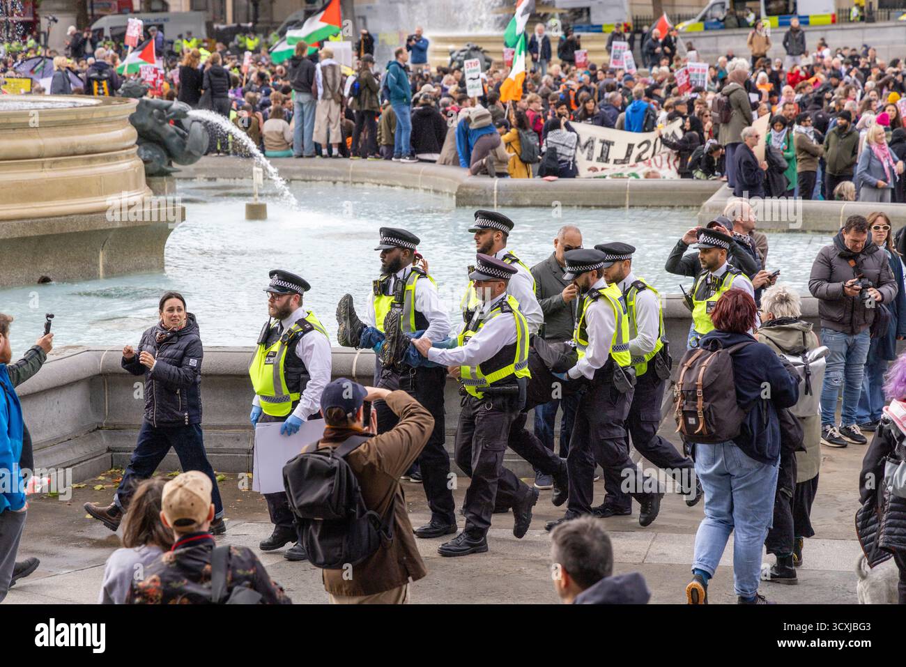 Protesta per la manifestazione pro Palestine a Trafalgar Square Londra, arresto della polizia e svolgimento di un numero di manifestanti per reati, Inghilterra, Regno Unito Foto Stock Protesta per la manifestazione pro Palestine a Trafalgar Square Londra, arresto della polizia e svolgimento di un numero di manifestanti per reati, Inghilterra, Regno Unito Foto Stock