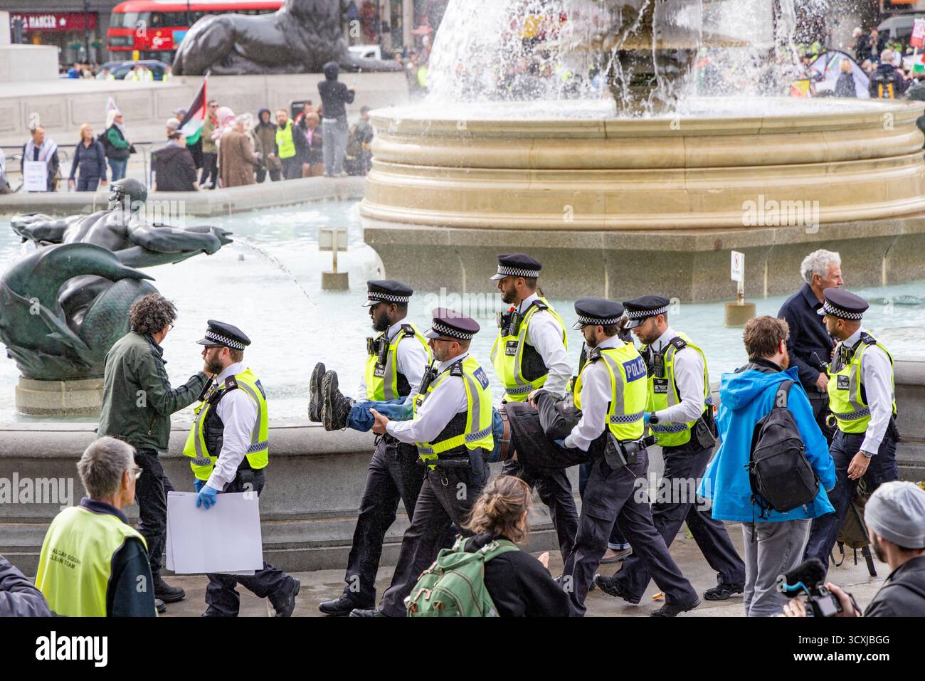 Protesta per la manifestazione pro Palestine a Trafalgar Square Londra, arresto della polizia e svolgimento di un numero di manifestanti per reati, Inghilterra, Regno Unito Foto Stock Protesta per la manifestazione pro Palestine a Trafalgar Square Londra, arresto della polizia e svolgimento di un numero di manifestanti per reati, Inghilterra, Regno Unito Foto Stock