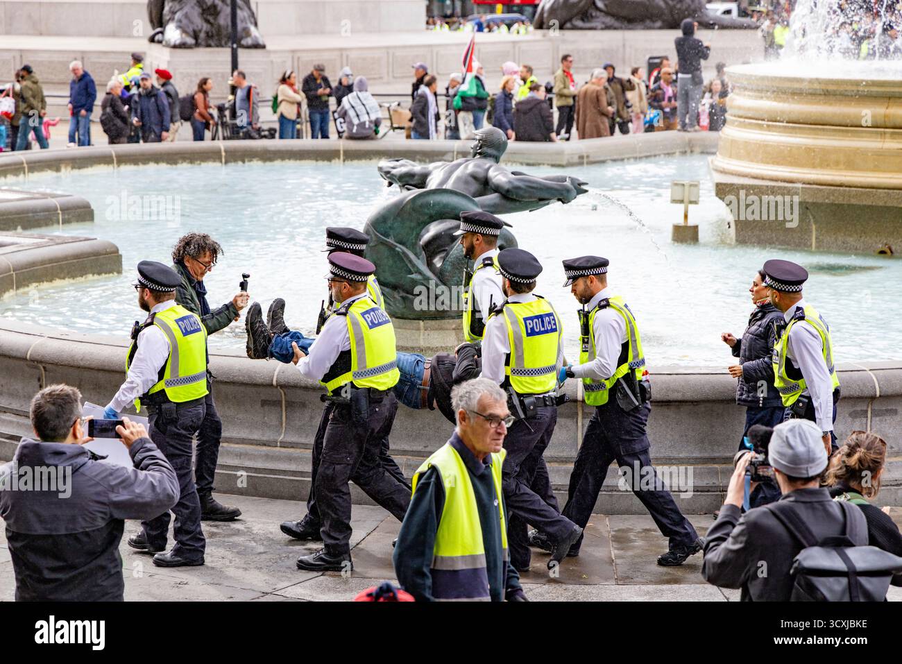 Protesta per la manifestazione pro Palestine a Trafalgar Square Londra, arresto della polizia e svolgimento di un numero di manifestanti per reati, Inghilterra, Regno Unito Foto Stock Protesta per la manifestazione pro Palestine a Trafalgar Square Londra, arresto della polizia e svolgimento di un numero di manifestanti per reati, Inghilterra, Regno Unito Foto Stock