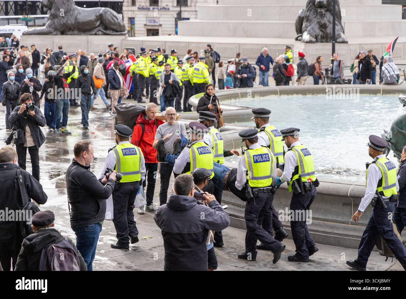 Protesta per la manifestazione pro Palestine a Trafalgar Square Londra, arresto della polizia e svolgimento di un numero di manifestanti per reati, Inghilterra, Regno Unito Foto Stock Protesta per la manifestazione pro Palestine a Trafalgar Square Londra, arresto della polizia e svolgimento di un numero di manifestanti per reati, Inghilterra, Regno Unito Foto Stock