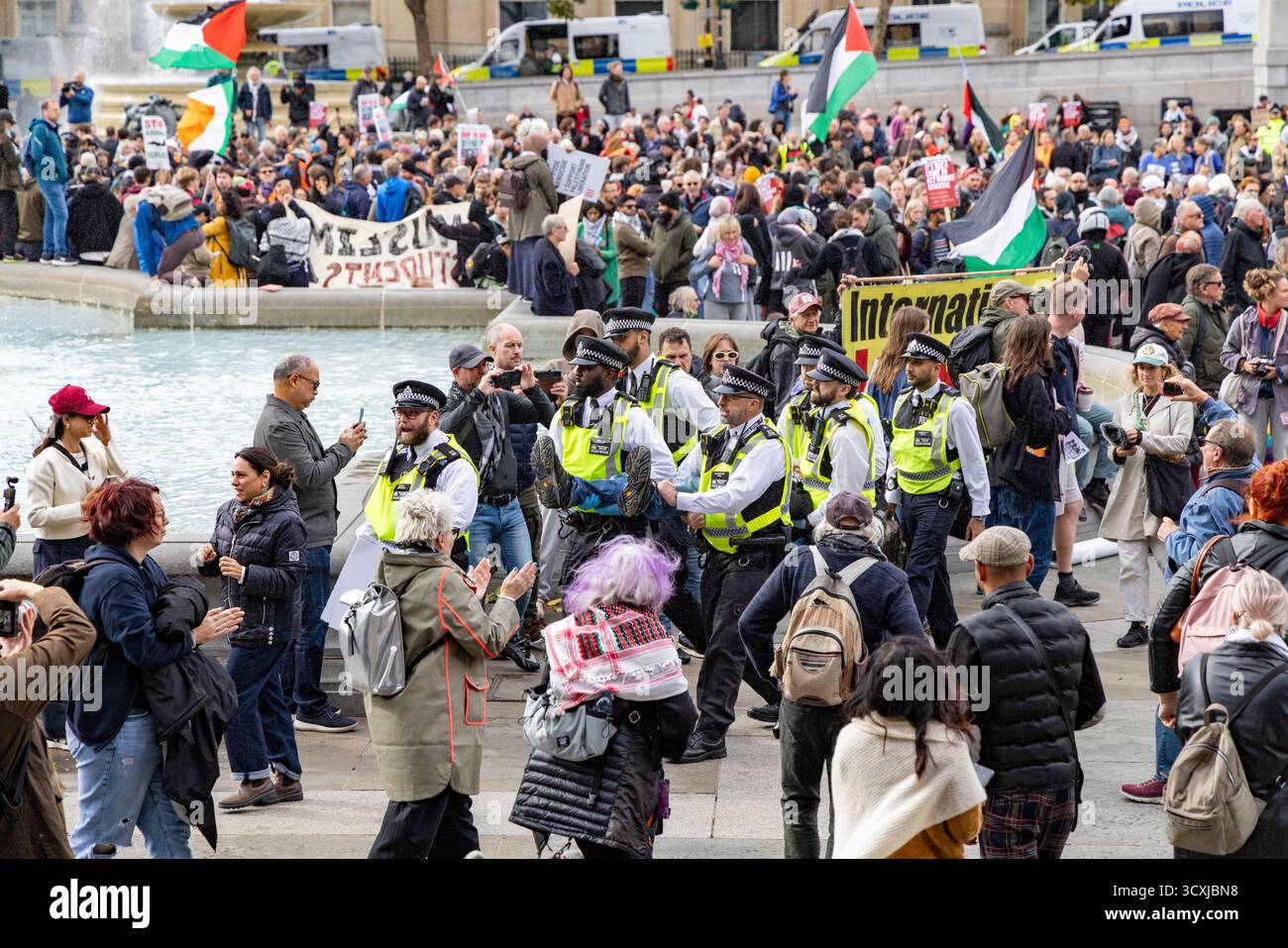 Protesta per la manifestazione pro Palestine a Trafalgar Square Londra, arresto della polizia e svolgimento di un numero di manifestanti per reati, Inghilterra, Regno Unito Foto Stock Protesta per la manifestazione pro Palestine a Trafalgar Square Londra, arresto della polizia e svolgimento di un numero di manifestanti per reati, Inghilterra, Regno Unito Foto Stock