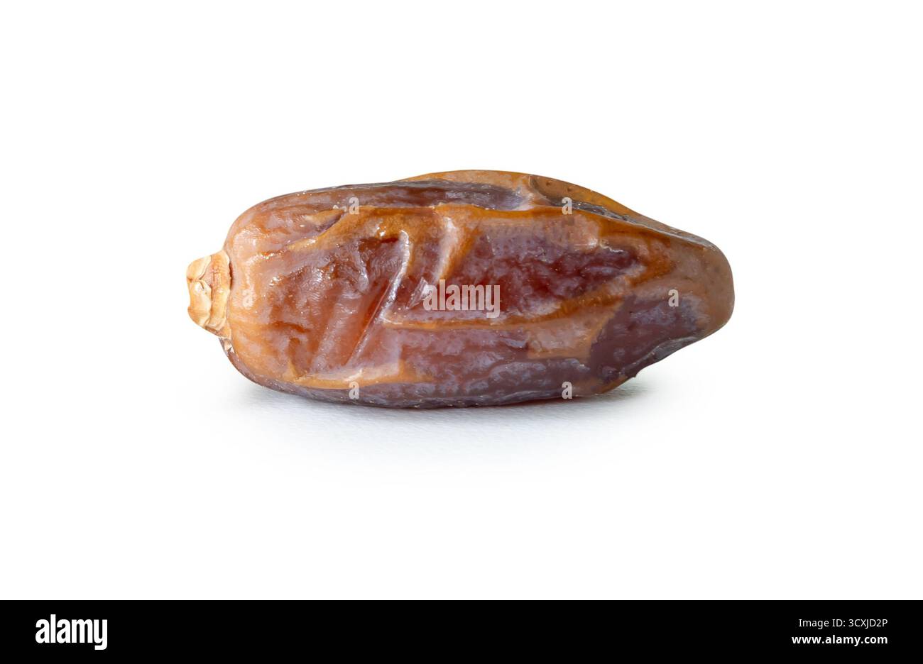 Un frutto di palma da dattero essiccato maturo è isolato su sfondo bianco con percorso di ritaglio. Concetto di cibo iftar nel mese del Ramadan per i musulmani Foto Stock
