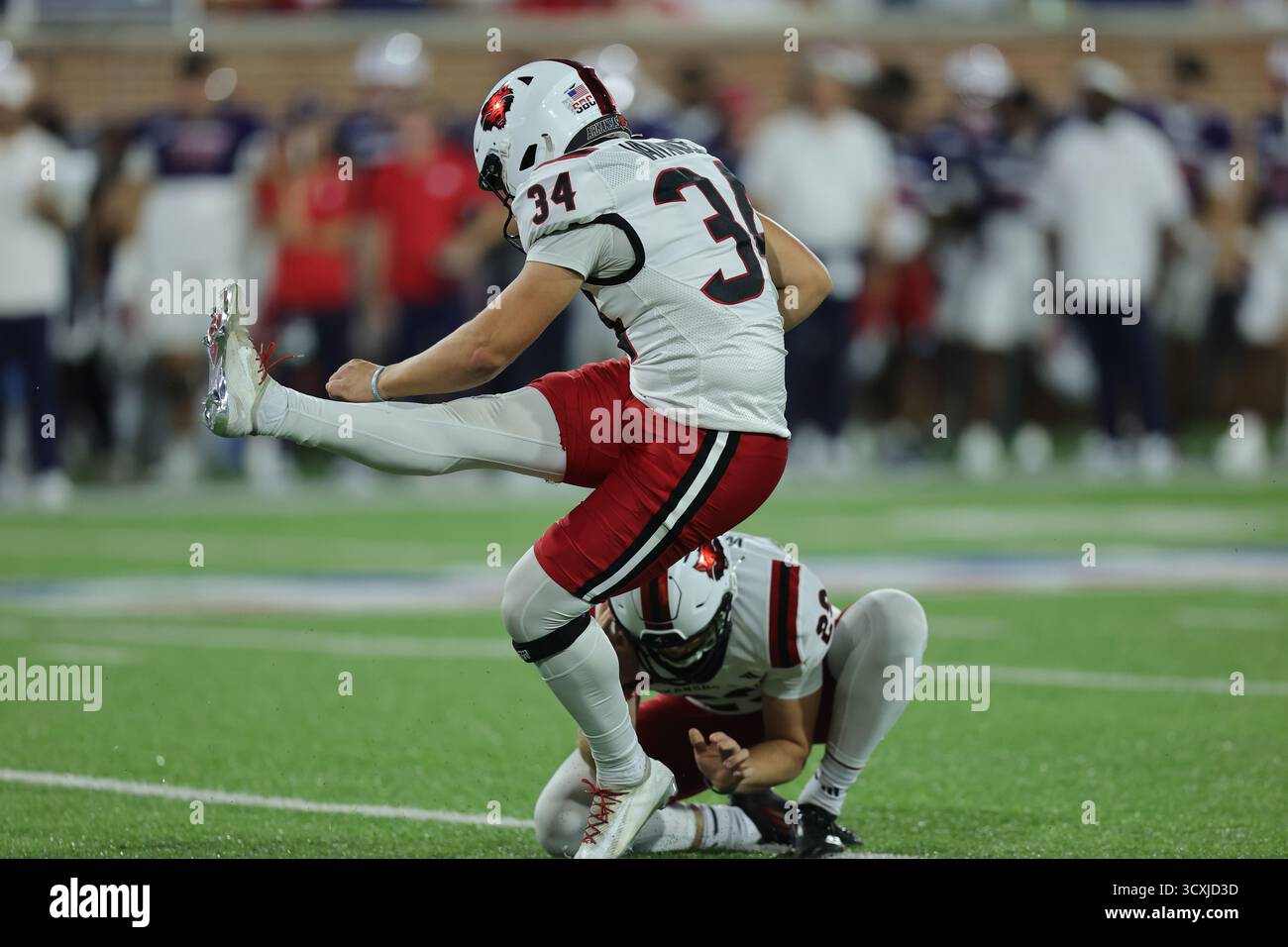 Hancock-Whitney Stadium, Mobile, Alabama, Stati Uniti. 14 ottobre 2025. Il kicker dei Red Wolves dell'Arkansas State Red Wolves Clune van Andel (34) calciò un Field goal durante una partita di football tra i South Alabama Jaguars e gli Arkansas State Red Wolves all'Hancock-Whitney Stadium di Mobile, Alabama. Bobby McDuffie/CSM (immagine di credito: © Bobby McDuffie/Cal Sport Media). Crediti: csm/Alamy Live News Foto Stock
