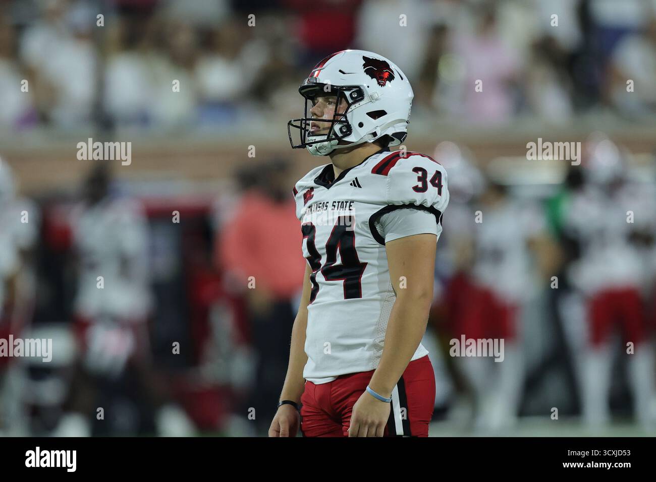 Hancock-Whitney Stadium, Mobile, Alabama, Stati Uniti. 14 ottobre 2025. Il kicker dei Red Wolves dell'Arkansas State Red Wolves Clune van Andel (34) si prepara a calciare un Field goal durante una partita di football tra i South Alabama Jaguars e gli Arkansas State Red Wolves all'Hancock-Whitney Stadium di Mobile, Alabama. Bobby McDuffie/CSM/Alamy Live News Foto Stock