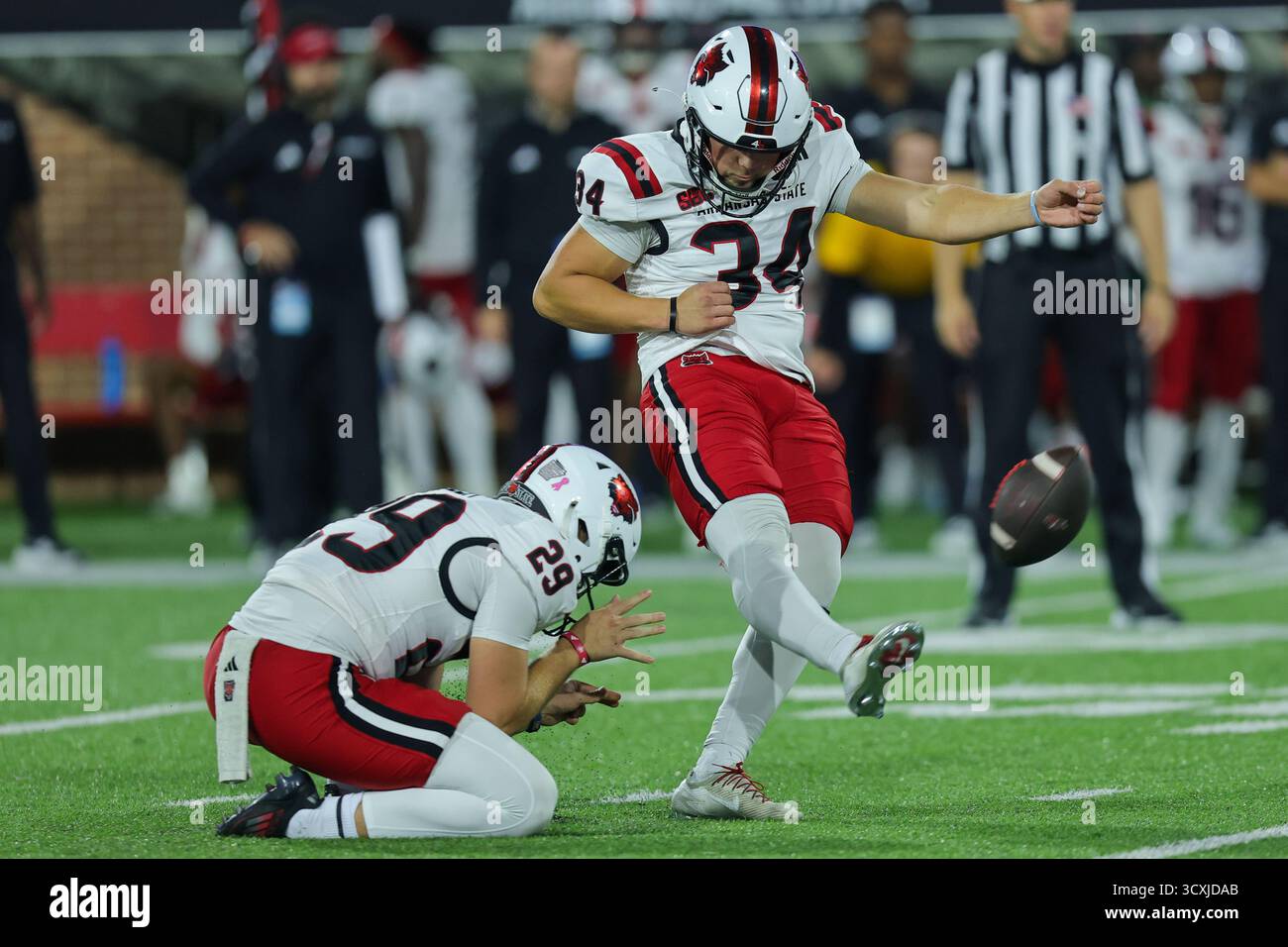 Hancock-Whitney Stadium, Mobile, Alabama, Stati Uniti. 14 ottobre 2025. Il kicker dei Red Wolves dell'Arkansas State Red Wolves Clune van Andel (34) calciò un Field goal durante una partita di football tra i South Alabama Jaguars e gli Arkansas State Red Wolves all'Hancock-Whitney Stadium di Mobile, Alabama. Bobby McDuffie/CSM/Alamy Live News Foto Stock