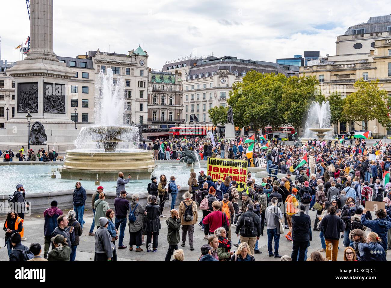 Protesta pro Palestine, London Trafalgar Square, 4 ottobre 2025, manifestanti pro Palestina protesta contro Israele e presunto genocidio Foto Stock