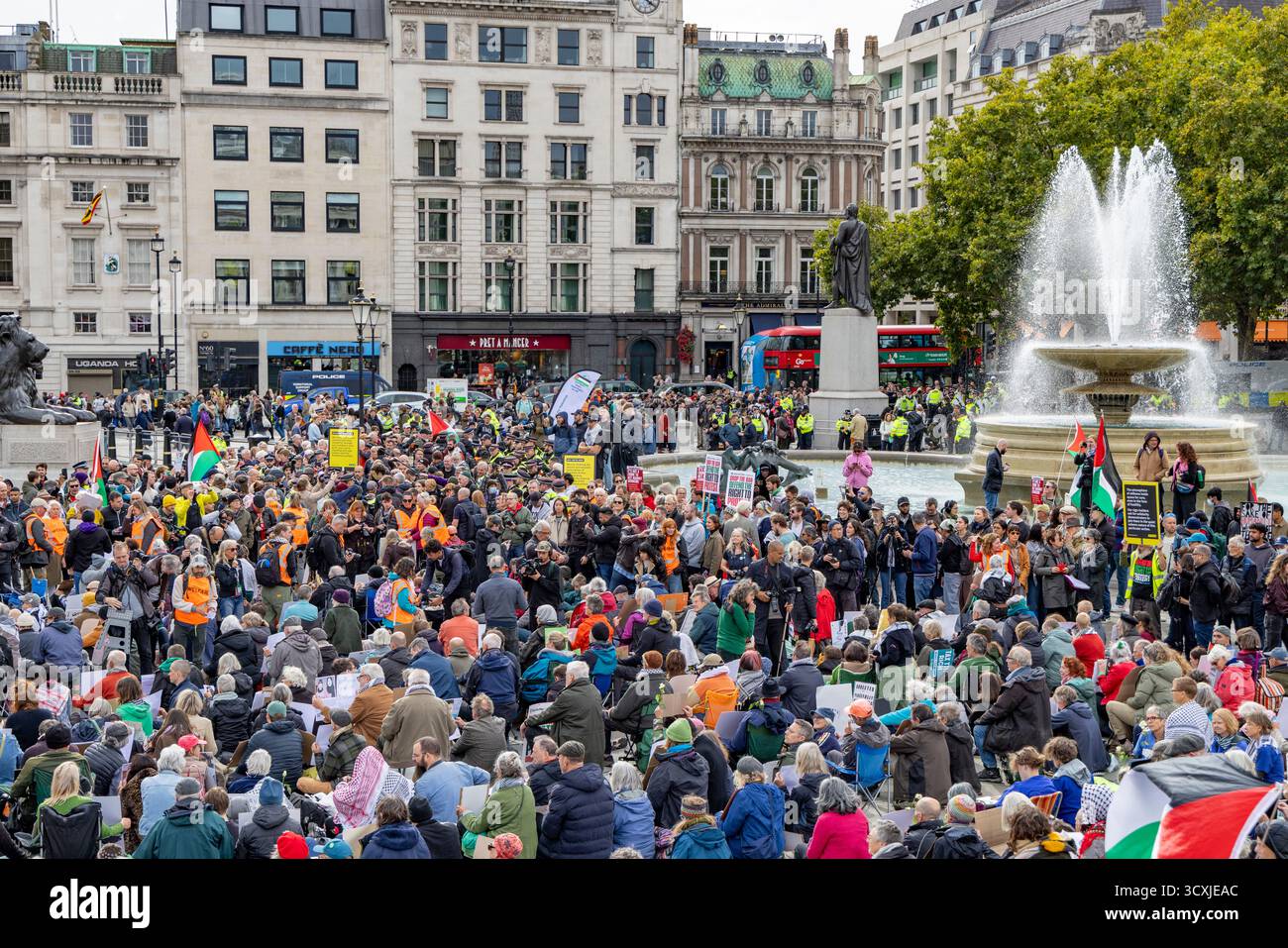 Protesta pro Palestine, London Trafalgar Square, 4 ottobre 2025, manifestanti pro Palestina protesta contro Israele e presunto genocidio Foto Stock