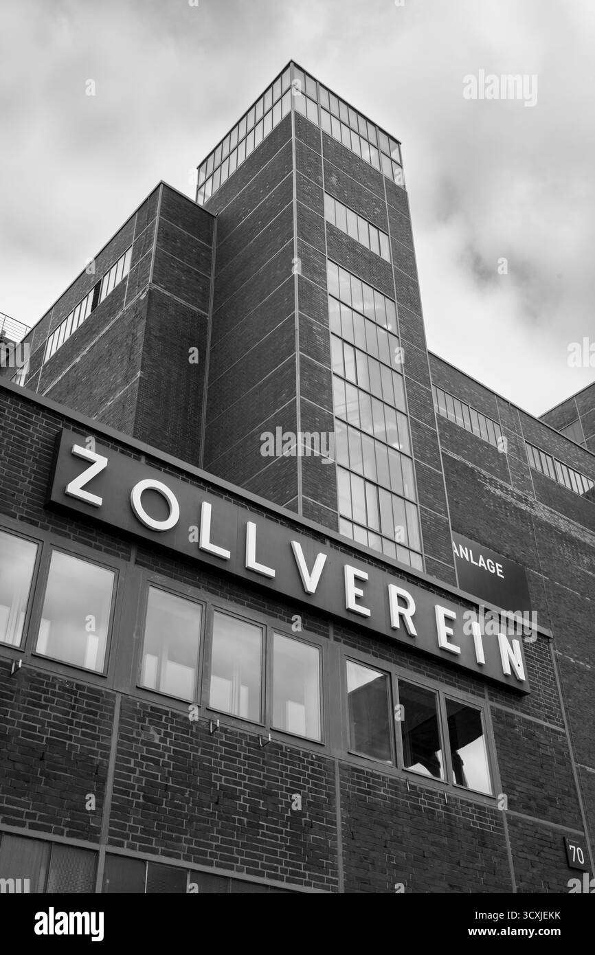 Impianto di miscelazione, edificio per visitatori con scritta Zollverein, foto in bianco e nero, impianto di cokeria Zollverein, sito patrimonio dell'umanità dell'UNESCO, Essen, zona della Ruhr Foto Stock