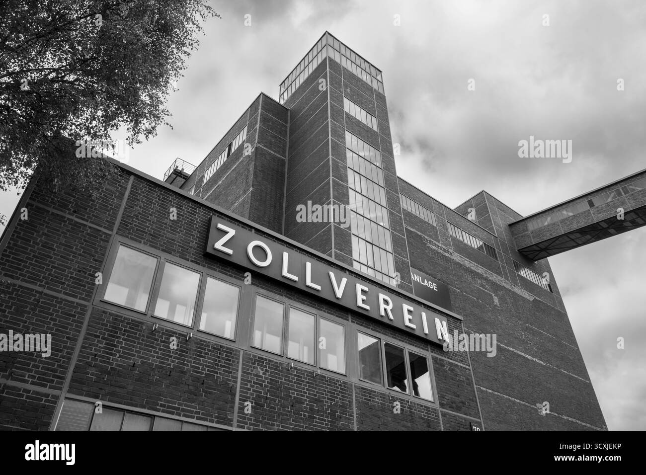 Impianto di miscelazione, edificio per visitatori con scritta Zollverein, foto in bianco e nero, impianto di cokeria Zollverein, sito patrimonio dell'umanità dell'UNESCO, Essen, zona della Ruhr Foto Stock