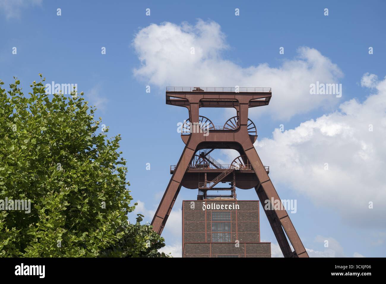 Testata con doppio cavalletto di fronte a un cielo blu, Shaft XII, complesso industriale della miniera di carbone di Zollverein, sito patrimonio dell'umanità dell'UNESCO, Essen, Ruhr area, Nor Foto Stock