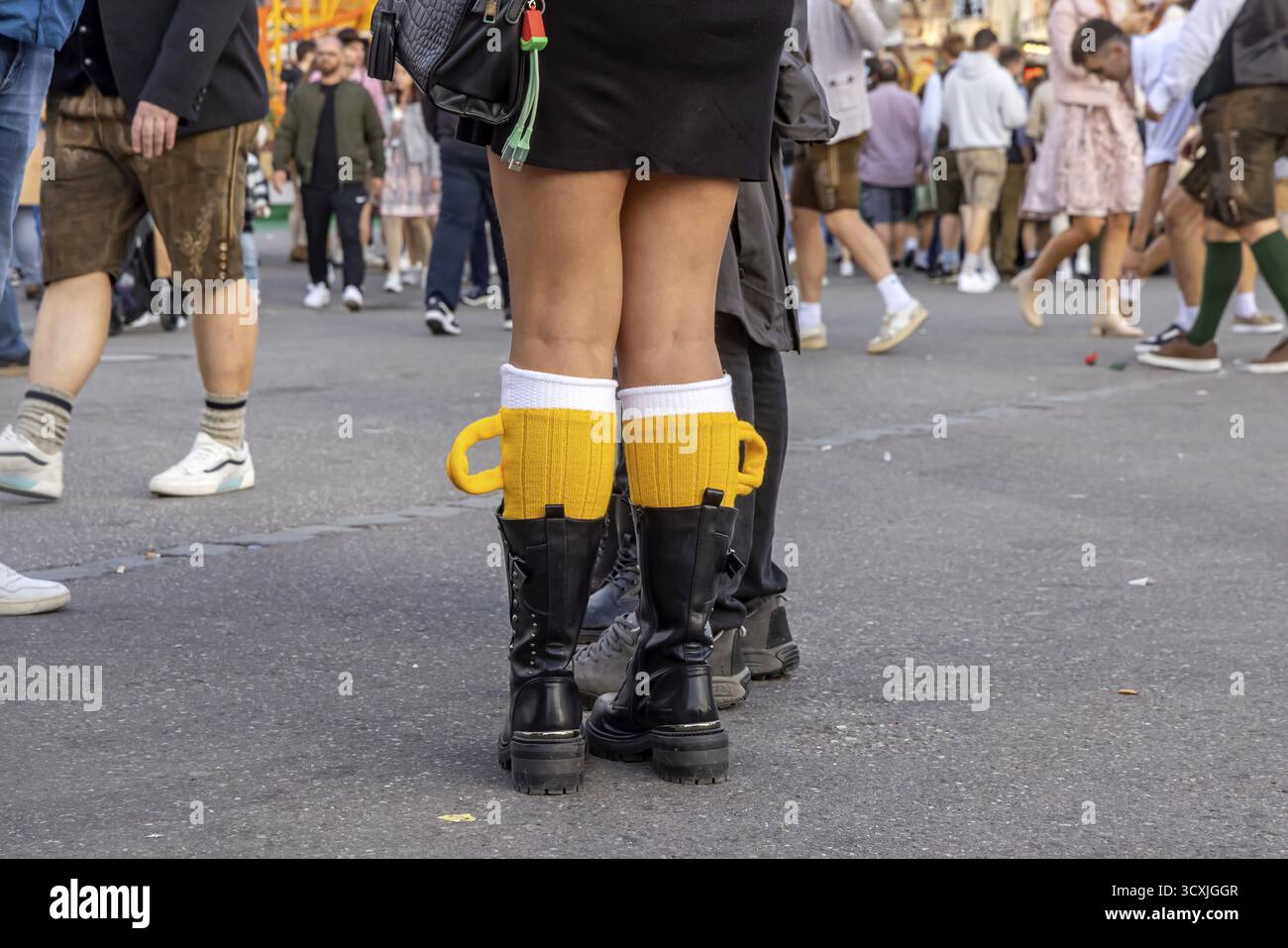 Calzini a forma di una pinta di birra. Strani vestiti al Cannstatter Volksfest sul Wasen. Bad Cannstatt, Stoccarda, Baden-Wuerttemberg, tedesco Foto Stock