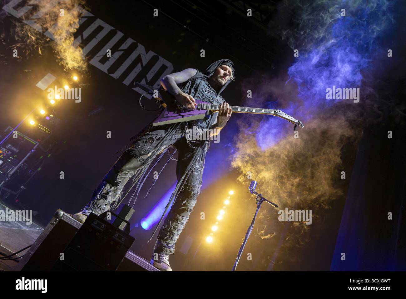 Felix Klemisch, chitarrista, Soulbound, Metal Band, D, in diretta al Columbiahalle di Berlino il 10 ottobre 2025 Foto Stock