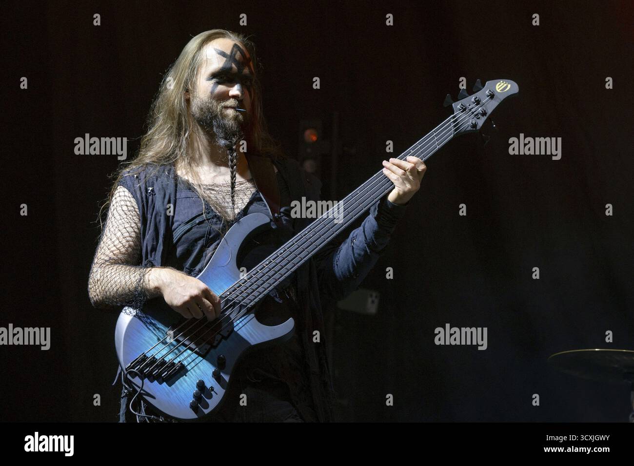 Jonas Langer, bassista, Soulbound, Metal Band, D, in diretta a Columbiahalle, Berlino, 10.10.2025 Foto Stock