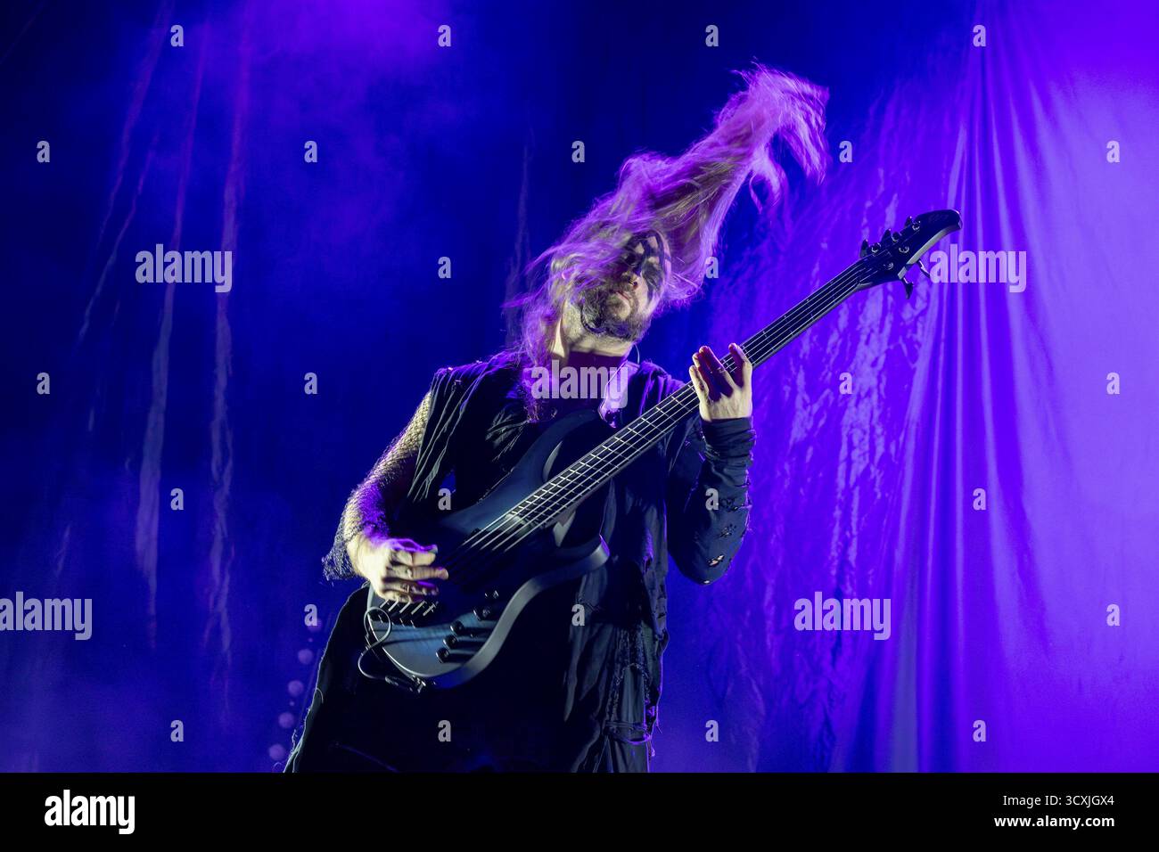Jonas Langer, bassista, Soulbound, Metal Band, D, in diretta a Columbiahalle, Berlino, 10.10.2025 Foto Stock