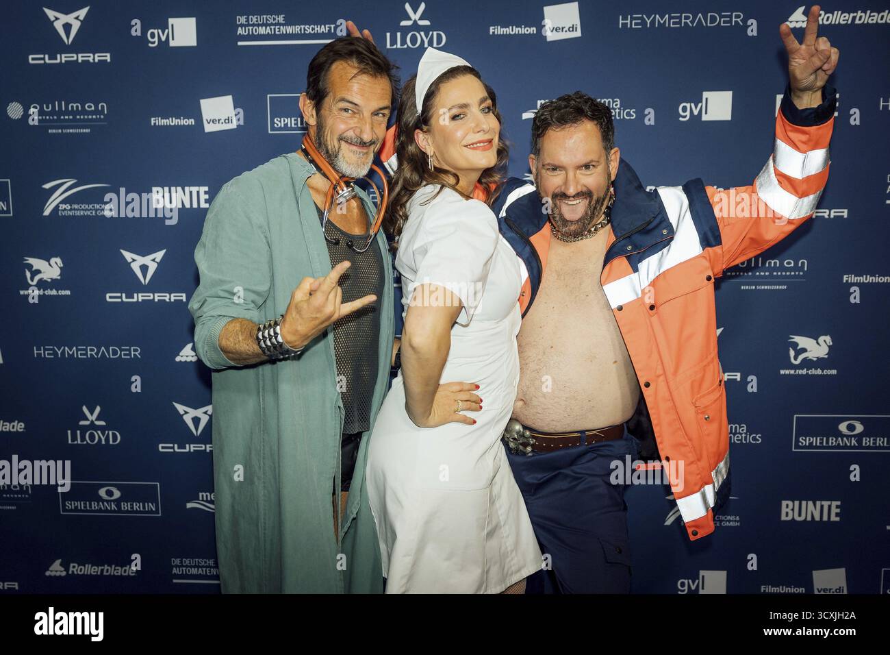 Hans-Werner Meyer, Nadine Heidenreich e Christian Senger si sono vestiti sul tappeto rosso di fronte alla cerimonia di premiazione al Pullmann Berlin Schweize Foto Stock