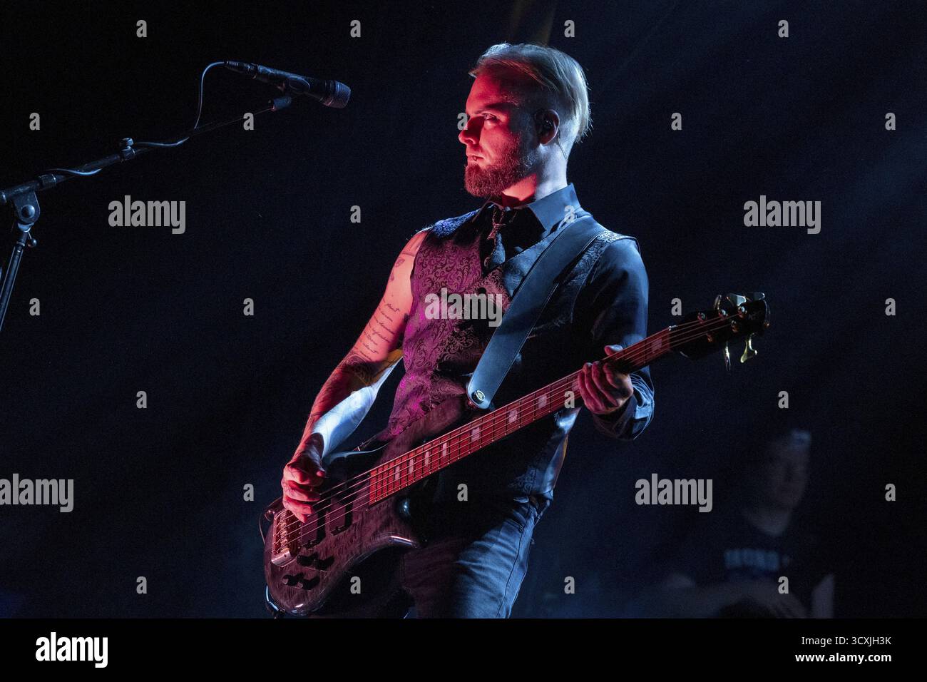 Ilja John Lappin, bassista, Mono Inc., Dark-Rock Band, D, Live on Live 2025 Tour al Columbiahalle di Berlino il 10 ottobre 2025 Foto Stock