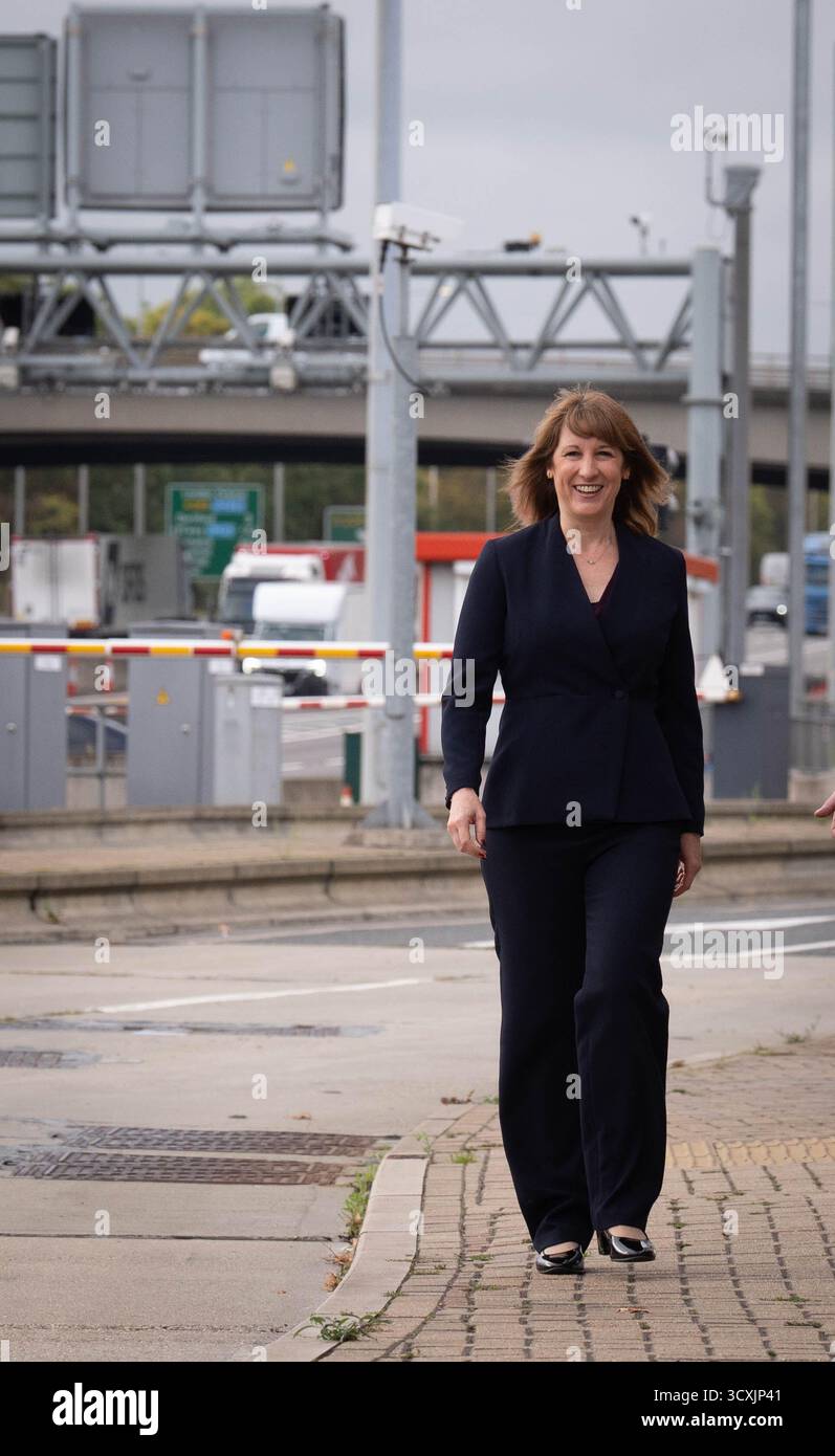 Cancelliere dello Scacchiere Rachel Reeves durante una visita al Dartford Crossing, nel Kent, dove ha discusso i piani per il nuovo Lower Thames Crossing con il direttore esecutivo del progetto in vista di un nuovo annuncio sulla riforma della pianificazione. Data foto: Lunedì 13 ottobre 2025. Foto Stock