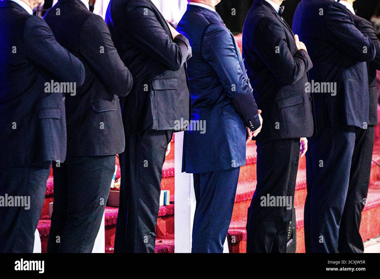 evento politico con un momento di silenzio e il canto dell'inno del paese in cui si svolge l'azione militare. Foto Stock