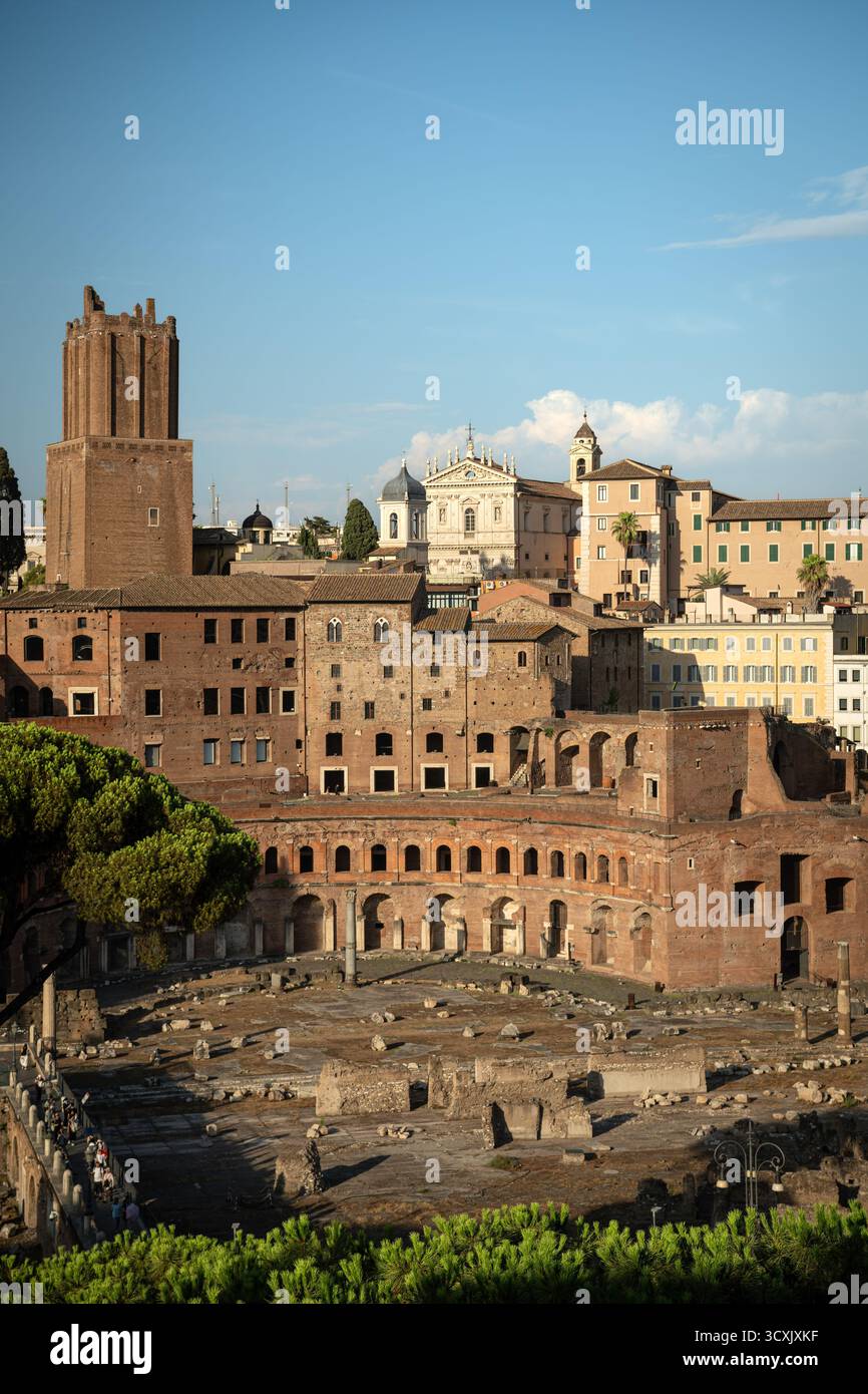 Mercato di Traiano (mercati di Traiano) e antiche rovine in una giornata estiva a Roma, Italia Foto Stock