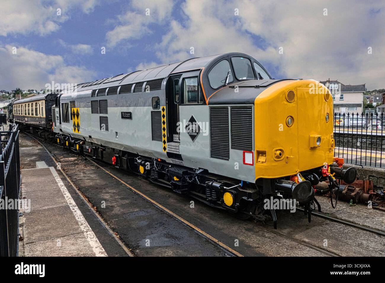 Locomotiva diesel tipo 37 37703 alla stazione di Paignton sulla Dart Steam Railway. Foto Stock
