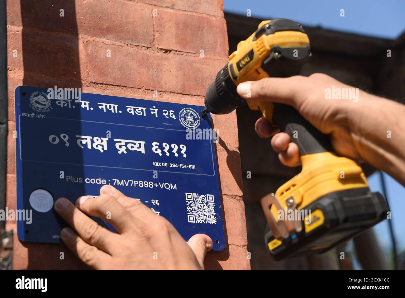 Kathmandu, Nepal. 15 ottobre 2025. Kathmandu Metropolitan City (KMC) lancia un sistema di indirizzi digitali basato su chip NFC nelle case all'interno del reparto n. 26. Il progetto, inaugurato presso l'ufficio distrettuale di Kathmandu il 15 ottobre 2025, è finanziato con 4,5 milioni di NPR e mira a completare l'installazione in tutte le famiglie entro un mese. Foto: Safal Prakash Shrestha credito: Safal Prakash Shrestha/Alamy Live News Foto Stock