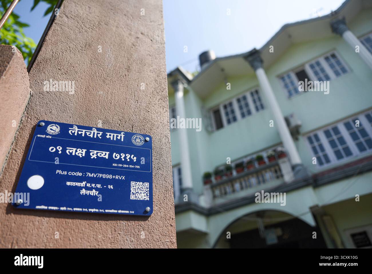 Kathmandu, Nepal. 15 ottobre 2025. Kathmandu Metropolitan City (KMC) lancia un sistema di indirizzi digitali basato su chip NFC nelle case all'interno del reparto n. 26. Il progetto, inaugurato presso l'ufficio distrettuale di Kathmandu il 15 ottobre 2025, è finanziato con 4,5 milioni di NPR e mira a completare l'installazione in tutte le famiglie entro un mese. Foto: Safal Prakash Shrestha credito: Safal Prakash Shrestha/Alamy Live News Foto Stock