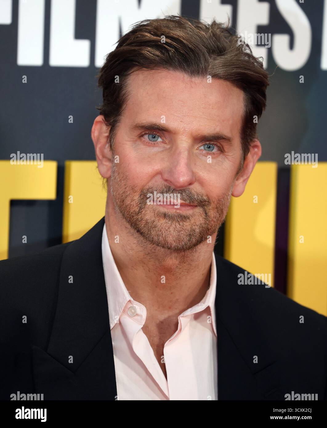 Londra, Regno Unito, 14 ottobre 2025, Bradley Cooper alla prima inglese di Is This Thing On? Durante il 69° BFI London Film Festival alla Royal Festival Hall di Londra. Credito Fred Duval / Alamy Live News Foto Stock